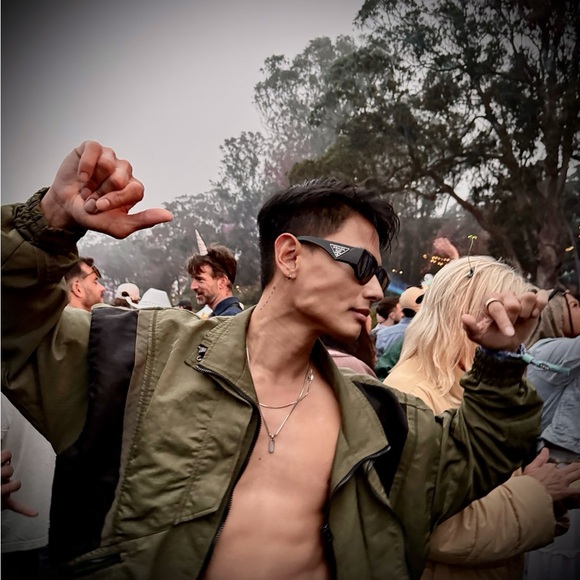 Meet your Posher, Prince - Picture 3 of 7